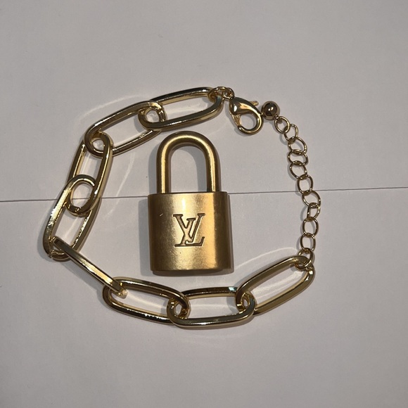 LV Lock #316 (no key) with unbranded bracelet - Picture 3 of 8